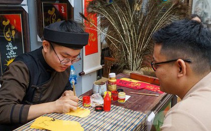 Các ông đồ 9x trổ tài cho chữ, vẽ tranh Tết... ở Sài Gòn