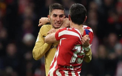 Barca hạ Atletico ở trận đại chiến có 2 thẻ đỏ vì ẩu đả