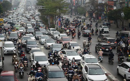 Giao thông trong ngày đầu thực hiện điều chỉnh phân luồng lại giao thông tại Ngã Tư Sở - Láng