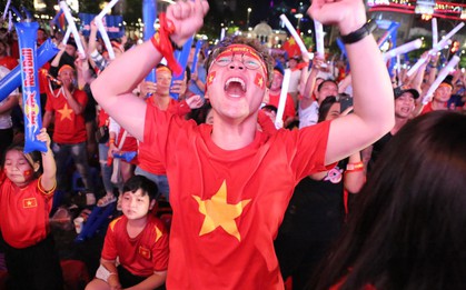 CĐV ở phố đi bộ Nguyễn Huệ ăn mừng cuồng nhiệt sau bàn thắng mở tỉ số của Tiến Linh trước Indonesia