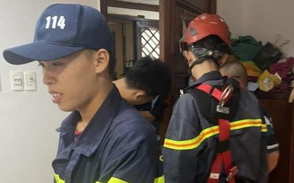 Công an đu dây giải cứu bé gái mắc kẹt ở tầng 16 chung cư