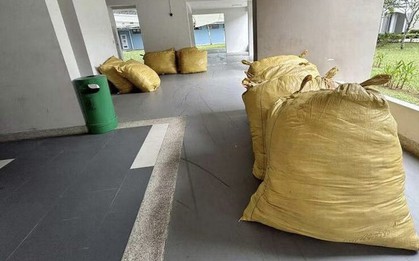 Người đàn ông trả 15 triệu đồng để vận chuyển 1 tấn quần áo về nhà, hành động của shipper khiến ai cũng ức chế