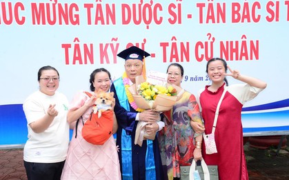 Cụ ông tốt nghiệp dược sĩ ở tuổi 60: "Học để thỏa ước mơ"
