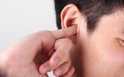 Thanh niên 21 tuổi thủng màng nhĩ do viêm tai giữa từ nhỏ