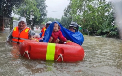 Mưa lớn ở miền Trung: 2 người chết, 12 người mắc kẹt trong nước xiết
