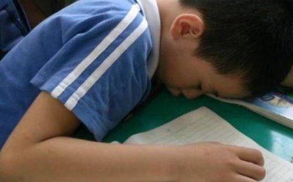 Cậu bé cấp 1 viết văn kể chuyện... ăn trộm tiền của ông nội, câu văn cuối bài khiến giáo viên phải phê: Cô bật khóc ngay lập tức