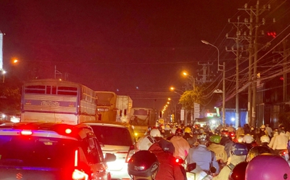 Tối cuối tuần, dòng người chôn chân trên Quốc lộ 1A vì tai nạn