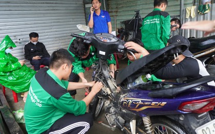 Sinh viên cắm chốt ở "rốn ngập" Đà Nẵng, sửa xe miễn phí cho người dân