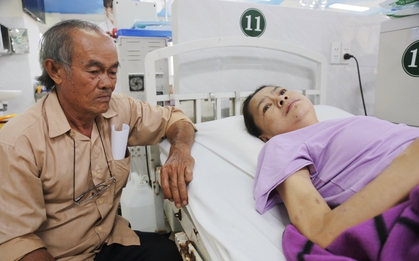 Cha già bật khóc nhìn con gái chết mòn trên giường bệnh vì không đủ tiền chữa trị