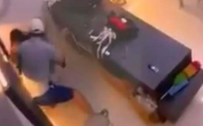 Bắc Ninh: Truy bắt kẻ đâm chết bạn gái tại cửa hàng thời trang rồi bỏ trốn