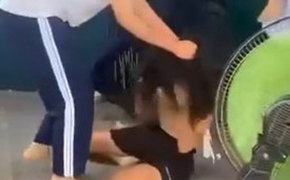 TPHCM: Nữ sinh đánh, lột quần áo bạn học ở quán cà phê