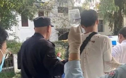 Leo núi bị ngã máu me đầm đìa vẫn nhất định cúng thần tài xong mới chịu cấp cứu