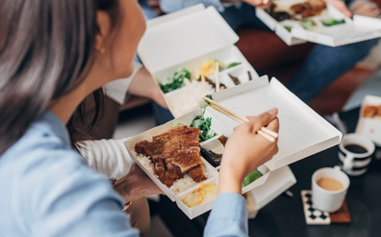 Dùng lại thức ăn thừa hoặc nấu từ sáng, dân văn phòng mang cơm từ nhà để ăn trưa liệu có tốt?