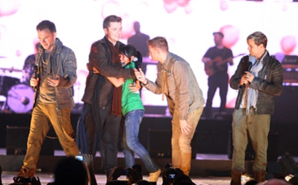 Nhớ lại 12 năm trước Westlife hát dưới mưa, cover nhạc Lady Gaga và Rihanna tại Việt Nam: Concert sắp tới chắc chắn bùng nổ!