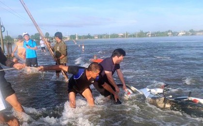 Cố vượt qua đoạn đường ngập lụt, hai vợ chồng bị nước cuốn trôi