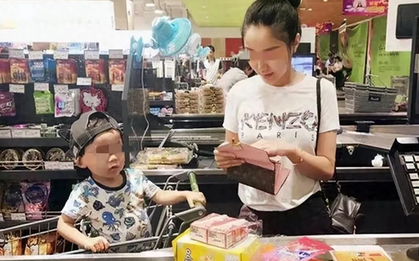 Bị siêu thị bắt đền vì mở chai nước cho con uống khi chưa trả tiền, người mẹ được khen vì ứng xử tinh tế
