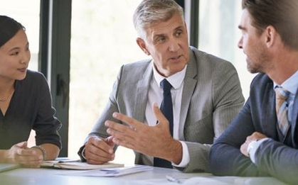 Cùng tiếp khách ở nhà hàng, lãnh đạo yêu cầu nhân viên đi gọi món: Kẻ ngốc làm theo, người EQ cao hiểu ý liền
