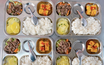 Ngỡ ngàng với suất cơm của 1 trường làng ở Hà Nội: Chỉ 20 nghìn đồng nhưng cực đầy đặn, ngày nào học sinh cũng no căng bụng