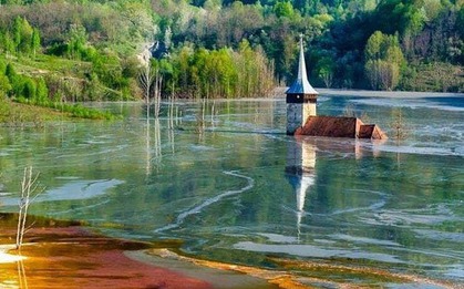 Ngôi làng yên bình mang vẻ rực rỡ như buổi chiều tà nhưng ẩn chứa sự thật tàn độc nhiều năm chưa gột rửa hết được