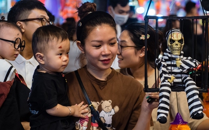 Phố Hàng Mã ngập tràn màu sắc "ma quái" trong đêm Halloween