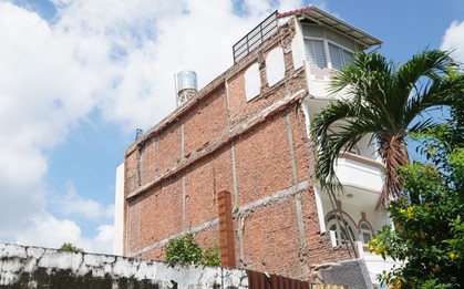 Vụ sập nhà ở Bình Thạnh: Hình ảnh tình thế nguy hiểm của căn nhà bên cạnh