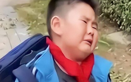 Cười đau ruột với đơn xin nghỉ học của cậu bé cấp 1, cô giáo đọc xong phải đến tận nhà động viên, hứa hẹn