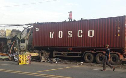 TPHCM: Xe container ủi sập hàng loạt cửa hàng