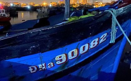 Tàu cá Đà Nẵng bất ngờ bốc cháy ngùn ngụt trong đêm