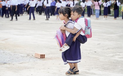 Cô học trò lớp 1 làm "đôi chân" đưa bạn đến trường