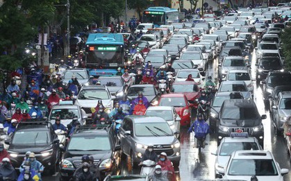 Dân công sở Hà Nội sáng nay: Đi làm trong mưa rét lại thêm tắc đường!