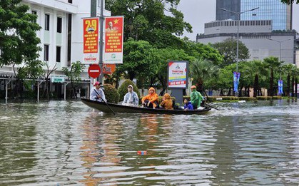Thừa Thiên - Huế: Ghe chở 8 người vượt lũ gặp nạn, 2 mẹ con chết và mất tích
