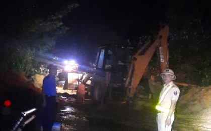 Xuyên đêm khắc phục sạt lở taluy dương, gây chia cắt đường Hồ Chí Minh