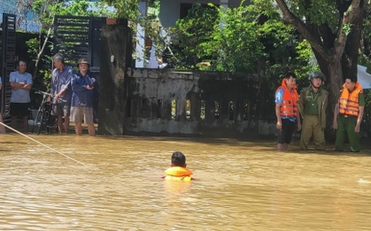 Tìm thấy thi thể cháu bé 3 tuổi mất tích sau khi rơi xuống dòng lũ dữ ở Huế