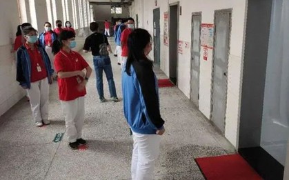 Nữ sinh dùng nhờ nhà vệ sinh giáo viên, thầy giáo bắt gặp chất vấn 1 câu khiến học sinh cả lớp bức xúc
