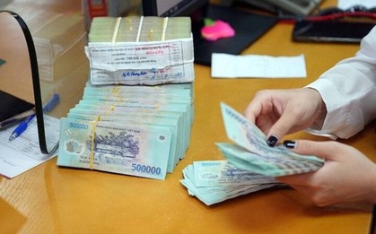 Vì sao rút tiền ngân hàng đừng rời đi ngay?