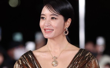 Không ai vượt qua được sự nóng bỏng của Kim Hye Soo dù ở tuổi 53