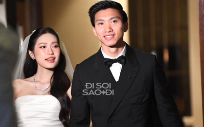 Cô dâu Doãn Hải My xuất hiện với visual đỉnh cao, nắm chặt tay Đoàn Văn Hậu bước ra lễ đường