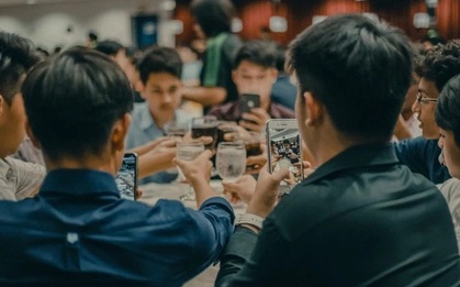 Vì sao nhiều người không nói chuyện trong nhóm lớp cũ, không đi họp lớp nhưng cũng không rời nhóm trò chuyện?