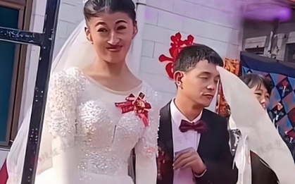 Cô dâu bị dân làng chế giễu vì ngoại hình "không giống ai", chú rể đáp một câu khiến mọi người tự "ngượng"