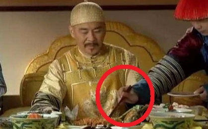 Bạc không phản ứng với thạch tín, vì sao các hoàng đế dùng kim bạc để thử độc trước khi ăn?