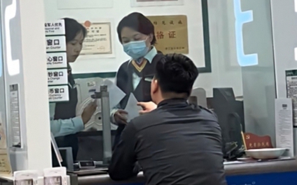 Ra quầy rút 2 triệu đồng bị ngân hàng đòi phí thủ tục hơn 2,6 triệu, người đàn ông chưng hửng: “Thà không rút còn hơn”