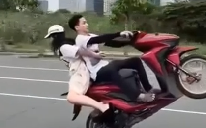 Tiếp tục xôn xao clip "diễn xiếc" bằng xe máy ở Thủ Thiêm
