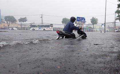 Đường phố thành sông, người Đà Nẵng bì bõm đẩy xe dưới mưa lớn