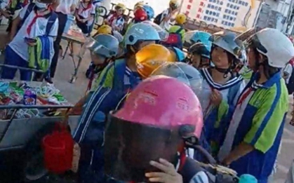 Chuyện thật như đùa: Nhà trường bắt học sinh đội mũ bảo hiểm... khi đi bộ đến trường