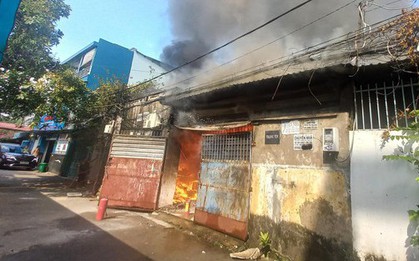 TPHCM: Cháy nhà sản xuất giấy, người dân bên cạnh ôm tài sản tháo chạy