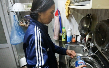Mất nước cả tháng trời, hàng chục hộ dân Thủ đô như "sống giữa sa mạc"