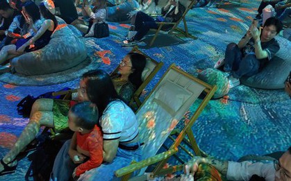 Người TP.HCM nằm ngửa để... thưởng tranh Van Gogh