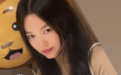 Thả nhẹ 1 tấm ảnh cận mặt, Song Hye Kyo lại trở thành chủ đề hot vì khả năng "hack" tuổi