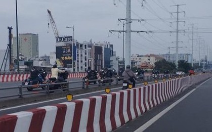 Đoàn mô tô Harley "khoe mẽ" trên cầu Bình Lợi: Đi rước dâu!