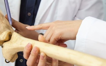 Xương suy yếu là “rào cản tuổi thọ”: 3 dấu hiệu đáng chú ý cảnh báo xương gặp vấn đề, có thể là ung thư